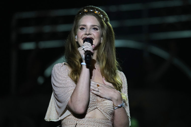 La cantante estadounidense Lana del Rey actúa en el escenario del Primavera Sound Festival en Barcelona, 31 May 2024. EFE/Alejandro Garcia.