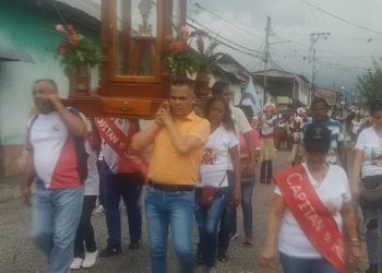 Siguen sonando las requintas y tambores en sectores y templos que visita la reliquia de San Benito