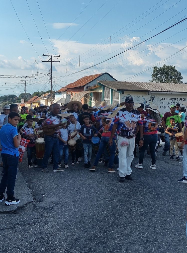 Los Sanbeniteros en la calle Candelaria esperando la orden para ir al templo.