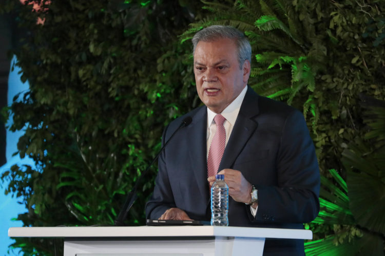 El presidente de la Cámara de Comercio de Bogotá, Ovidio Claros, habla durante la apertura de la Cumbre de las Américas de la Federación Mundial de Cámaras 2024, en Bogotá (Colombia). EFE/ Carlos Ortega