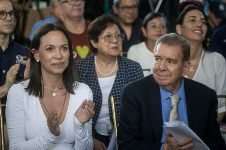 La líder opositora María Corina Machado (i) aplaude junto al candidato presidencial Edmundo González Urrutia (d) este jueves en Caracas (Venezuela). EFE/ Miguel Gutierrez