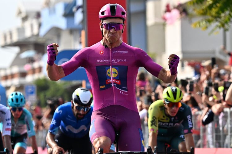 El italiano Jonathan Milan (Lidl Treck) en la undécima etapa del Giro de Italia, un recorrido de 207 kilómetros entre Foiano di Val Fortore hasta Francavilla al Mare. EFE/EPA/LUCA ZENNARO