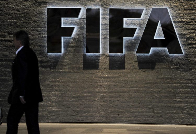 Vista del logo de la FIFA en la sede del organismo en Zúrich, Suiza, . EFE/Steffen Schmidt/Archivo