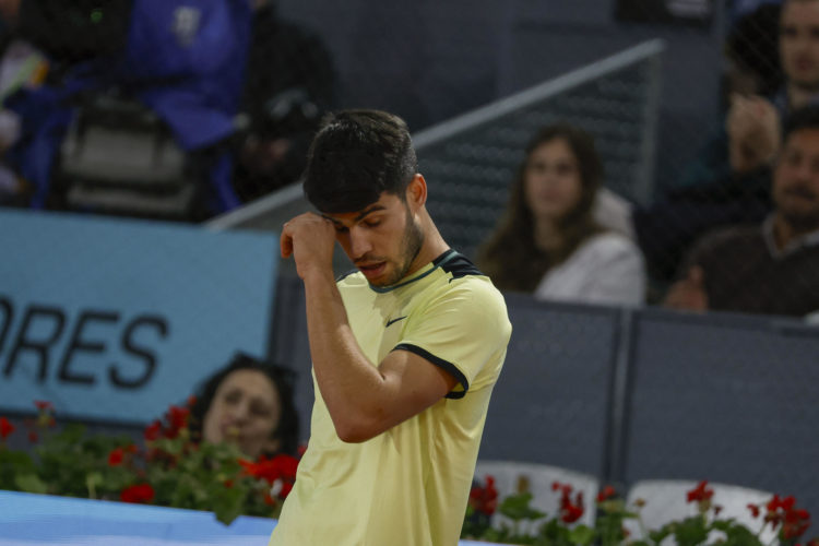 El tenista español Carlos Alcaraz durante el partido ante el ruso Andréi Rublev este miércoles, en cuartos de final del Mutua Madrid Open, en las instalaciones de la Caja Mágica. EFE/JuanJo Martín