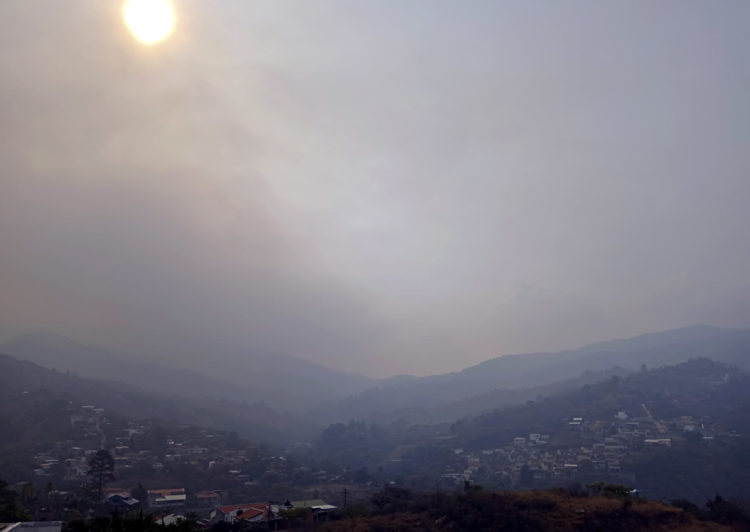Fotografía que muestra la capa de humo causada por incendios forestales en un sector de Tegucigalpa (Honduras), una de las consecuencias del cambio climático. EFE/Gustavo Amador
