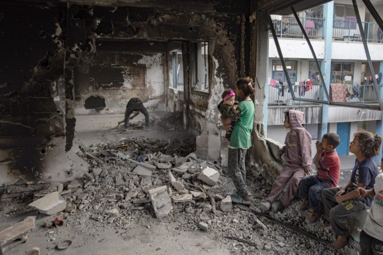 Palestinos desplazados viven en una escuela de la UNRWA destruida después de que el ejército israelí les pidiera evacuar la ciudad de Rafah, en el campamento de Khan Yunis, en el sur de la Franja de Gaza. 19 de mayo de 2024. Desde el 7 de octubre de 2023, hasta 1,7 millones de personas, o más del 75 por ciento de la población, han sido desplazadas en toda la Franja de Gaza, algunas más de una vez, en busca de seguridad, según la Agencia de Obras Públicas y Socorro de las Naciones Unidas para los Refugiados de Palestina. en Oriente Próximo (UNRWA), que añadió que el enclave palestino está "al borde de la hambruna", con 1,1 millones de personas (la mitad de su población) "experimentando una inseguridad alimentaria catastrófica" debido al conflicto y a las restricciones al acceso humanitario. EFE/EPA/HAITHAM IMAD
