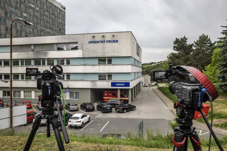 Imagen de cámaras de televisión en las inmediaciones del Hospital Universitario F. D. Roosevelt, donde el primer ministro eslovaco, Robert Fico, está siendo tratado después después del atentado que sufrió el pasado miércoles, en Banska Bystrica, Eslovaquia, el 17 de mayo de 2024. EFE/EPA/MARTIN DIVISEK