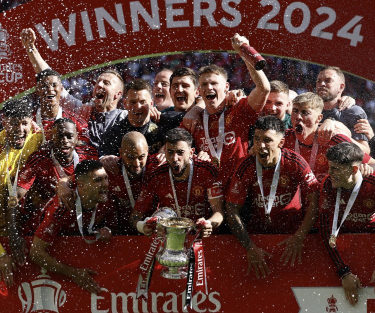 Los jugadores del Manchester United celerban el título en Wembley, Reino Unido. EFE/EPA/TOLGA AKMEN