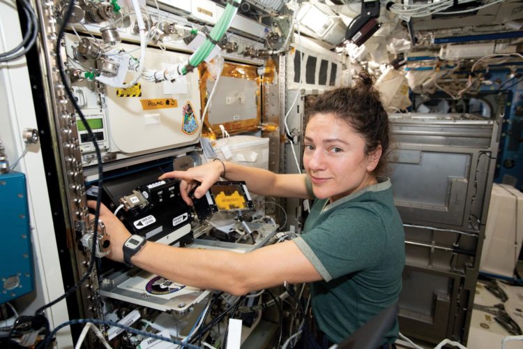 La astronauta de la NASA Jessica Meir instala el densitómetro óseo que permite obtener imágenes de los huesos de roedores para Mighty Mice in Space. La investigación estudia dos proteínas que pueden prevenir la pérdida de masa muscular y ósea en el espacio.Créditos: NASA