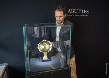 Un tribunal francés da luz verde a la subasta del Balón de Oro mundialista de Maradona