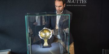 Un tribunal francés da luz verde a la subasta del Balón de Oro mundialista de Maradona