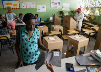 La tranquilidad reina en los comicios dominicanos, sin incidentes importantes a media jornada