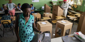 La tranquilidad reina en los comicios dominicanos, sin incidentes importantes a media jornada