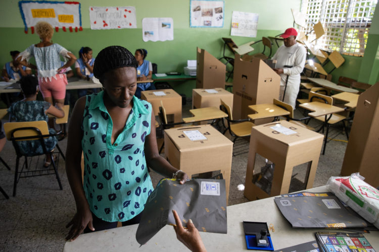 Personas participan de la jornada electoral, donde los dominicanos elegirán al presidente de la República, a su vicepresidenta y a los miembros del Congreso, hoy en Santo Domingo (República Dominicana). EFE/Orlando Barría