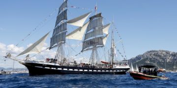 La llama olímpica de París 2024 llega a territorio francés en una fastuosa ceremonia