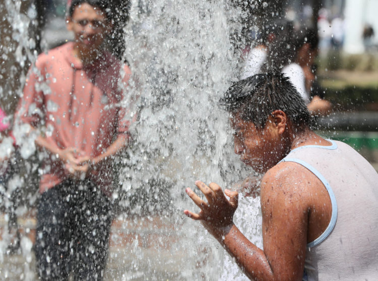 Fotografía que muestra a personas en una fuente de agua en un parque el 19 de mayo de 2024, en Ciudad de México (México). EFE/ Mario Guzmán