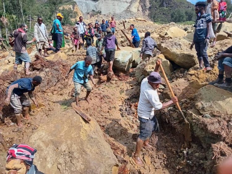 Yambali Ward (Papua New Guinea), 26/05/2024.- A handout photo made available by the International Organzation for Migration (IOM), shows local inhabitants digging in the rubble using spades and wooden sicks to serach for missing relatives at the landslide site in Tuliparo village, Yambali Ward, Maip Muli LLG, Porgera District,Papua New Guinea, 26 May 2024. (Issued 27 may 2024). According to a senior official with the IOM, on 26 May, more than 670 people are feared dead, after a landslide hit the Higlands region of Papua New Guinea on early 24 May. " the community in Yambali village, situated at the foot of a mountain in the remote Enga Province, is buried under between six to eight metres of soil. 150 houses are believed to be buried" he added. (deslizamiento de tierras, República Guinea, Papúa-Nueva Guinea, Papúa Nueva Guinea) EFE/EPA/MOHAMUD OMER/IOM/ HANDOUT HANDOUT EDITORIAL USE ONLY/NO SALES HANDOUT EDITORIAL USE ONLY/NO SALES