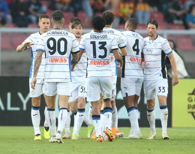 El jugador del Atalanta Charles De Ketelaere celebra con sus compañeros el 0-1 durante el partido de la Serie A que han jugado US Lecce y Atalanta BC en Lecce, Italia. EFE/EPA/ABBONDANZA SCURO LEZZI