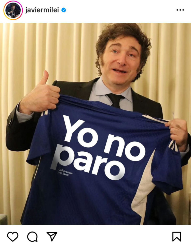 Fotografía tomada de la cuenta de Javier Milei en Instagram que lo muestra sosteniendo una camiseta con la leyenda 'Yo no paro'. EFE/ Cortesía Javier Milei via Instagram