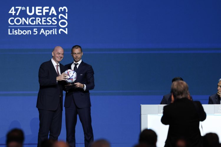 Foto de archivo del presidente de la FIFA Gianni Infantino (i) junto al presidente de la UEFA Aleksander Ceferin (d). EFE/EPA/MIGUEL A. LOPES