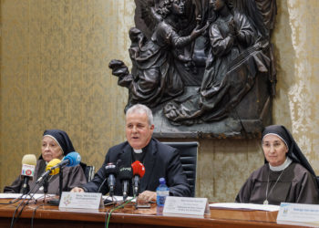 El falso obispo sigue con las clarisas y ve «ilegal» la toma de control de los conventos