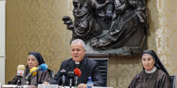 El falso obispo sigue con las clarisas y ve «ilegal» la toma de control de los conventos