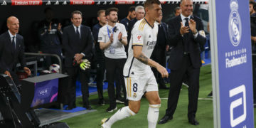 El Santiago Bernabéu se rinde a Kroos en su despedida