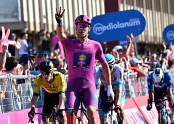 Jonathan Milan se erige el rey del esprint y Pocagar se mantiene de rosa