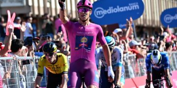 Jonathan Milan se erige el rey del esprint y Pocagar se mantiene de rosa