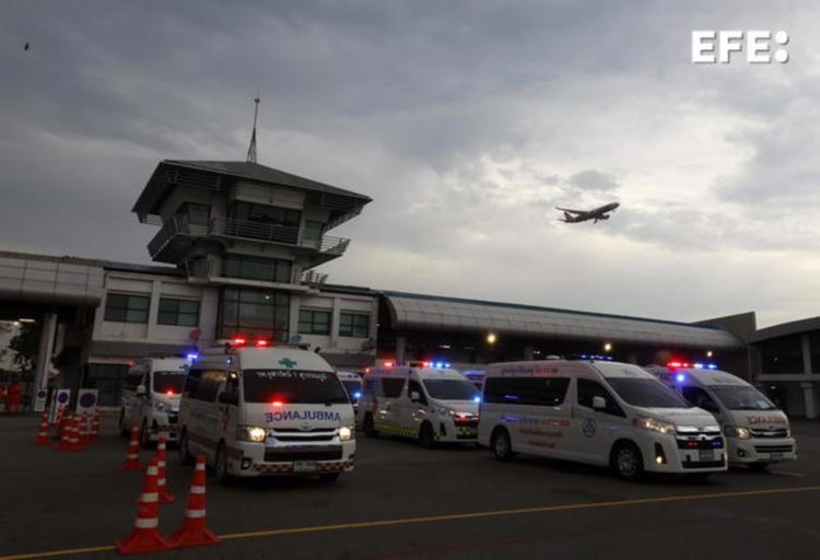 Ambulancias y equipos médicos preparados en el aeropuerto de Bangkok para la llegada de los heridos por las turbulencias de un avión de Singapur Airlines.
EFE/EPA/NARONG SANGNAK CAPTION CORRECTION