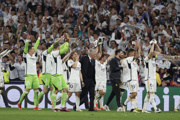 - Los jugadores del Real Madrid celebran la victoria, al término del partido de vuelta de las semifinales de la Liga de Campeones que Real Madrid y Bayern de Múnich han disputado en el estadio Santiago Bernabéu. EFE/J.J.Guillén