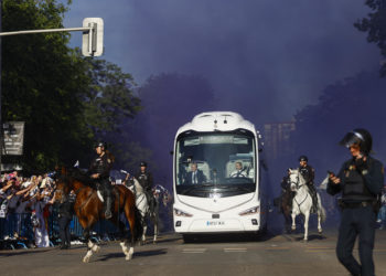 Multitudinario recibimiento al Real Madrid a su llegada al Santiago Bernabéu