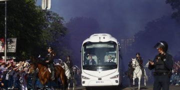 Multitudinario recibimiento al Real Madrid a su llegada al Santiago Bernabéu