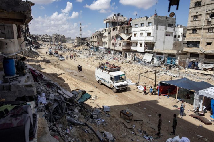 Palestinos desplazados internamente, cargando con sus pertenencias, instalaron tiendas de campaña sobre las ruinas de sus casas después de que el ejército israelí les pidiera evacuar de la ciudad de Rafah, en el campamento de Khan Yunis, al sur de Gaza. Franja, 7 de mayo de 2024. El 6 de mayo, las Fuerzas de Defensa de Israel (FDI) pidieron a los residentes del este de Rafah que evacuaran "temporalmente" a una zona humanitaria ampliada. El 7 de mayo, las FDI declararon que sus tropas terrestres comenzaron una operación nocturna dirigida a militantes de Hamás y a la infraestructura dentro de áreas específicas del este de Rafah, tomando el control operativo del lado de Gaza del cruce de Rafah basándose en información de inteligencia. Más de 34.600 palestinos y más de 1.455 israelíes han muerto, según el Ministerio de Salud palestino y las FDI, desde que militantes de Hamás lanzaron un ataque contra Israel desde la Franja de Gaza el 7 de octubre de 2023, y las operaciones israelíes en Gaza y Cisjordania que lo siguió. EFE/EPA/HAITHAM IMAD