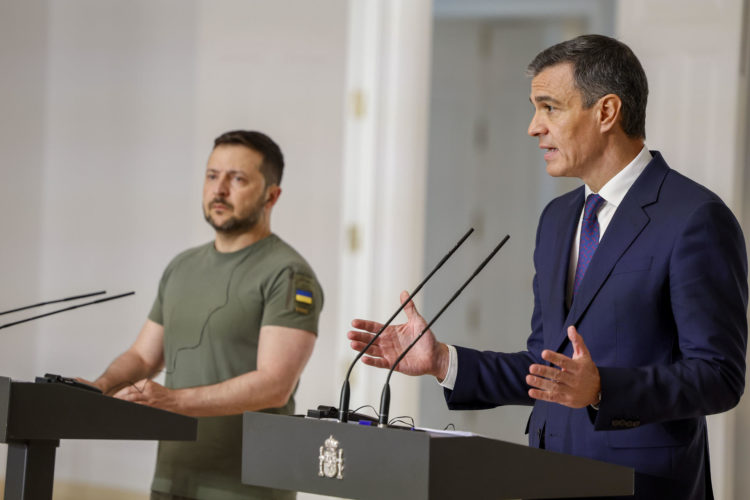 El primer ministro español, Pedro Sánchez (derecha), y el presidente ucraniano, Volodimir Zelenski, se dirigen a una conferencia de prensa conjunta tras su reunión en el Palacio de La Moncloa, en Madrid, España, el 27 de mayo de 2024. EFE/Chema Moya