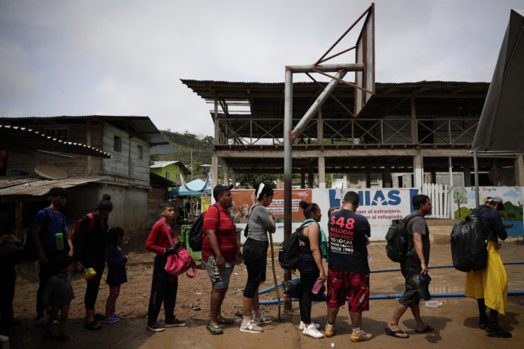 Migrantes esperan en una fila para ser registrados por migración luego de cruzar la selva del Darién con rumbo a los Estados Unidos, el 9 de abril de 2024, en el poblado de Bajo Chiquito (Panamá). EFE/ Bienvenido Velasco