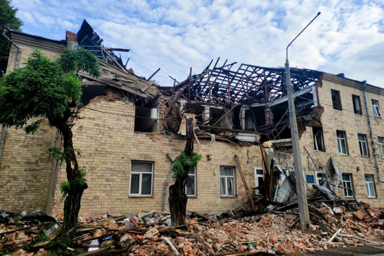 Foto archivo. Imagen de la institución de formación profesional de la ciudad ucraniana de Járkov, al noroeste del país, tras ser destruida en un ataque nocturno con drones rusos. EFE/ Marcel Gascón