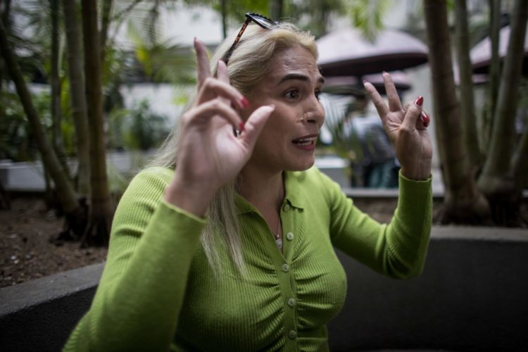 La activista y abogada Richelle Briceño, habla durante una entrevista con EFE el 2 de mayo de 2024 en Caracas (Venezuela). EFE/ Miguel Gutierrez