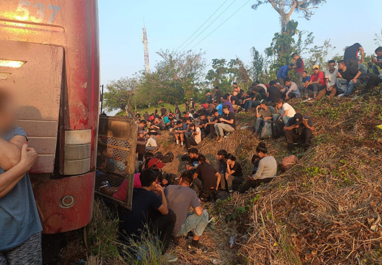 Fotografía cedida por el Instituto Nacional de Migración (INM), que muestra a migrantes abandonados en autobuses este martes, en el municipio de Minatitlán, estado de Veracruz (México). EFE/Instituto Nacional de Migración