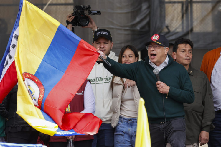 El presidente de Colombia, Gustavo Petro, ondea una bandera nacional colombiana en medio de su discurso al final de una marcha con motivo Día Internacional de los Trabajadores este 1 de mayo de 2024. EFE/ Mauricio Dueñas Castañeda