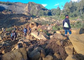 Papúa busca supervivientes del alud que estima ha enterrado a más de 2.000 personas