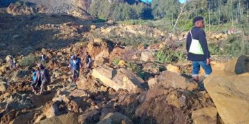 Papúa busca supervivientes del alud que estima ha enterrado a más de 2.000 personas