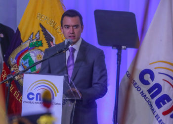 Noboa mantiene una aprobación cercana al 60 % en Ecuador tras subida del IVA y apagones