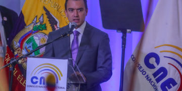 Noboa mantiene una aprobación cercana al 60 % en Ecuador tras subida del IVA y apagones