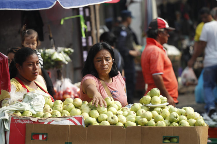Una vendedora ambulante de frutas ofrece sus productos este miércoles en el centro de San Salvador (El Salvador). EFE/Rodrigo Sura