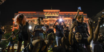 Miles de admiradores de Madonna se toman Río de Janeiro para su histórico concierto