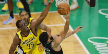111-114. Los Celtics remontan 18 puntos y están a un paso de las Finales