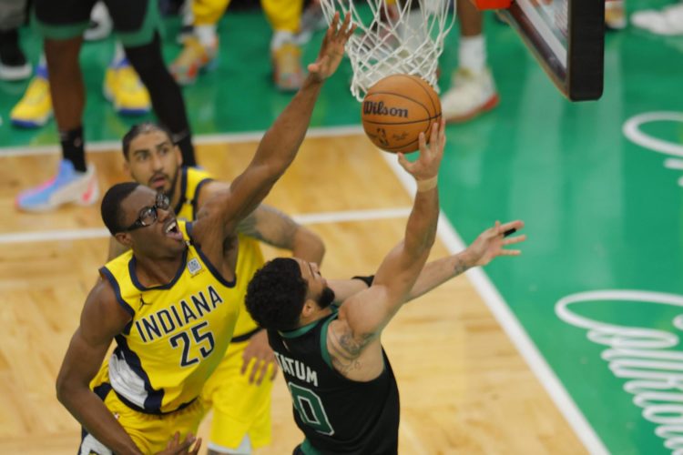 Jayson Tatum (d) de los Boston Celtics lanza a la cesta con la marca de Jalen Smith (i) de los Indiana Pacers durante un encuentro de las finales de la Conferencia Este de la NBA. EFE/EPA/CJ GUNTHER