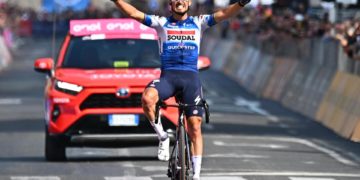 Alaphilippe exhibe poderío y se agencia la etapa; Pogacar sigue siendo el líder