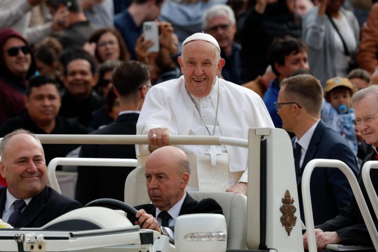 El papa Francisco llega a la audiencia general de los miércoles. EFE/EPA/GIUSEPPE LAMI